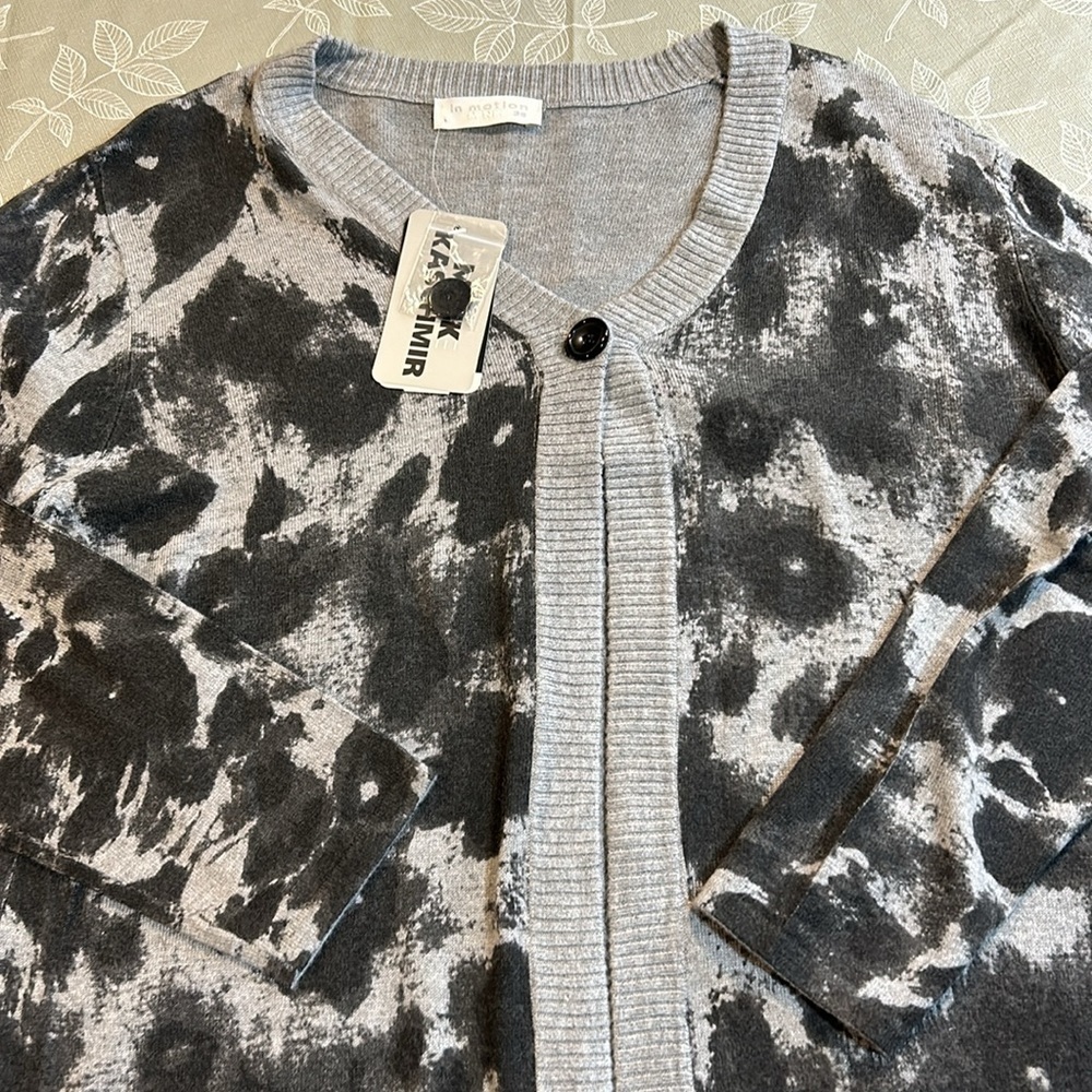 Ladies In Motion Cardigan. - Picture 2 of 6